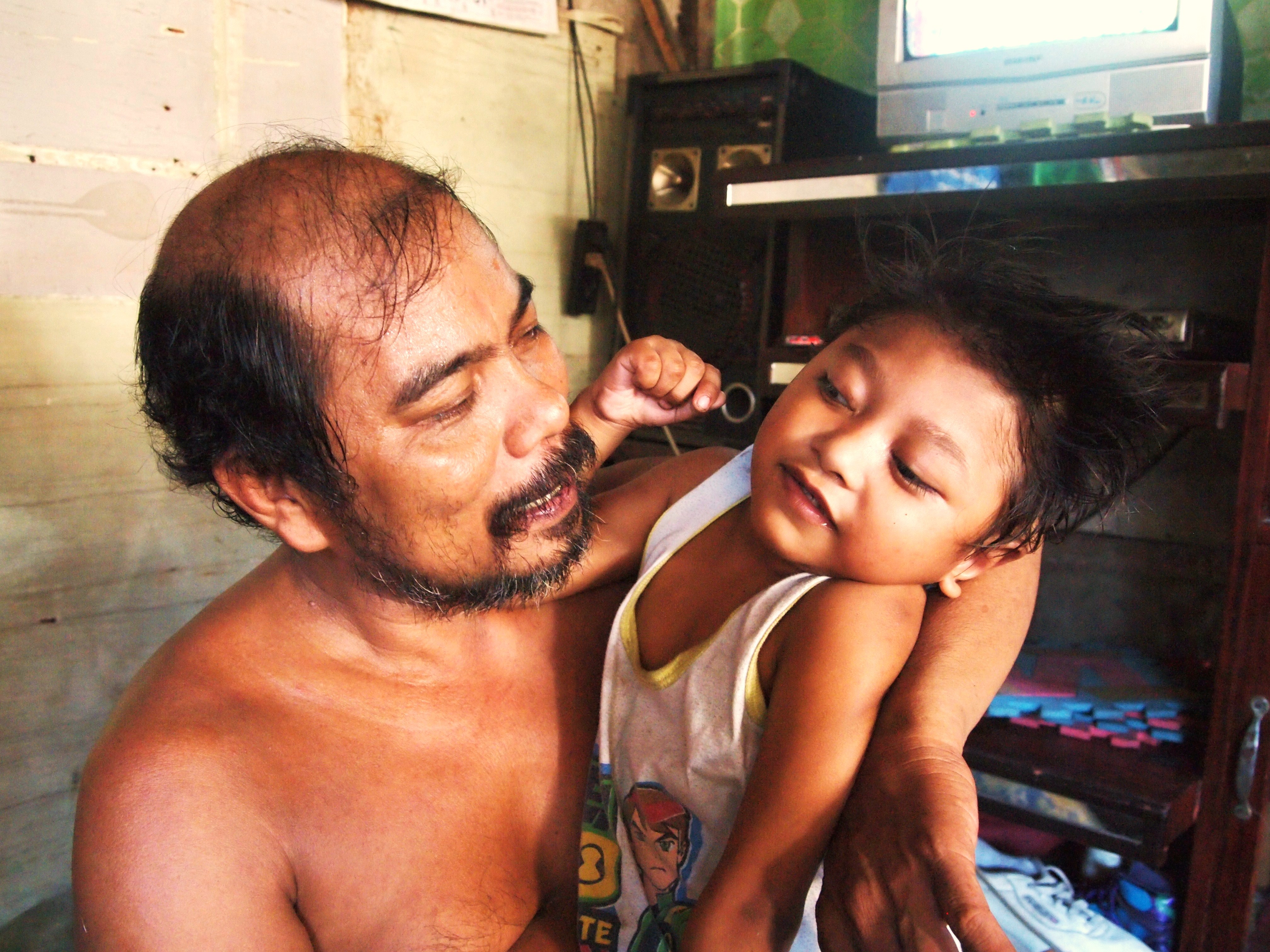 薬物中毒者から「父」へ・・・フィリピンごみ山スラム街で – オルタナS